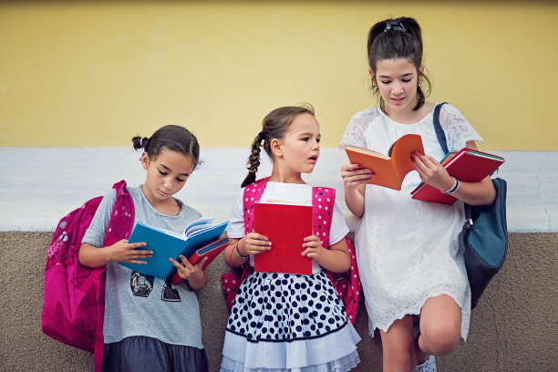 学校院子里的女学生肖像图片下载