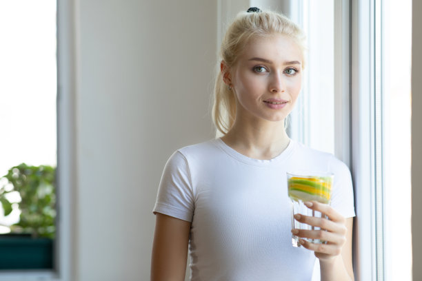 喝水果水的女人图片下载