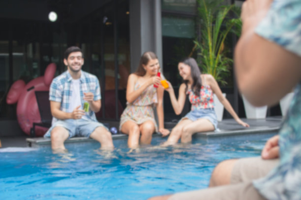 多民族的人们在游泳池旁的晚会上跳舞和玩得很开心图片下载