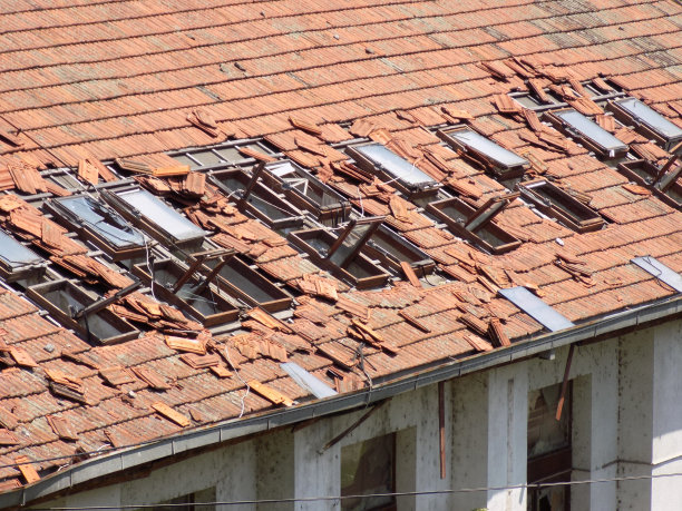 旧建筑的屋顶和屋顶窗户破损图片下载