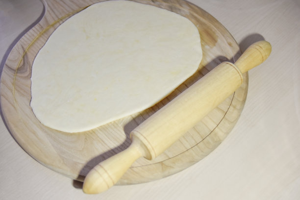 选择性地聚焦于面团和木砧板上的滚轮图片下载