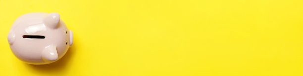 简单的最小设计粉色储蓄罐孤立在黄色的背景。储蓄、投资、预算、财富、企业、退休、金融、货币银行理念。平躺俯视图拷贝空间横幅图片下载