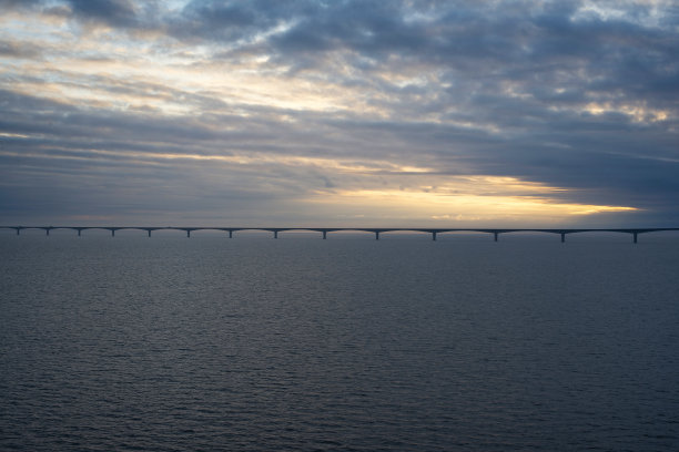 加拿大日落天空上的联邦桥图片下载