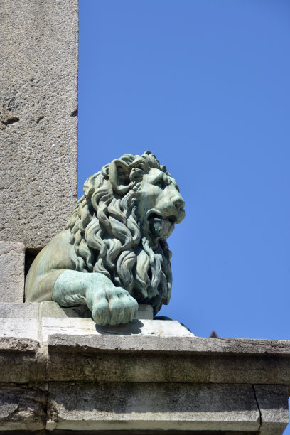 法国阿尔勒方尖碑上的狮头雕像图片下载