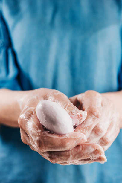 女性的手上有一块厚厚的肥皂泡沫抗菌图片下载