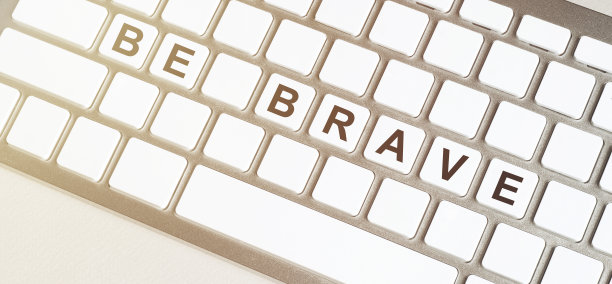 键盘上的白色细节与空格键上的勇敢字。智能工作概念图片下载