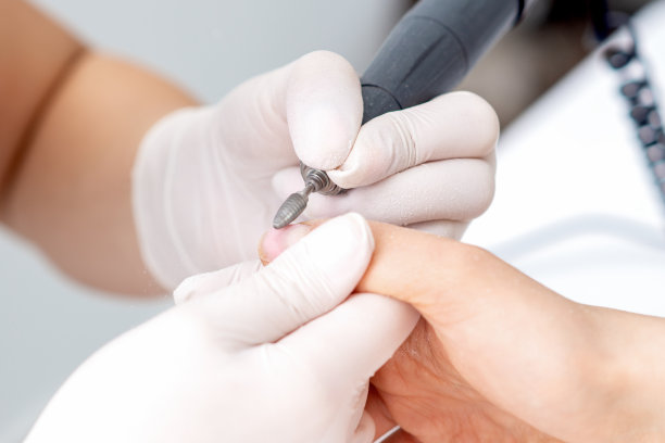 美甲师使用电动美甲机图片下载