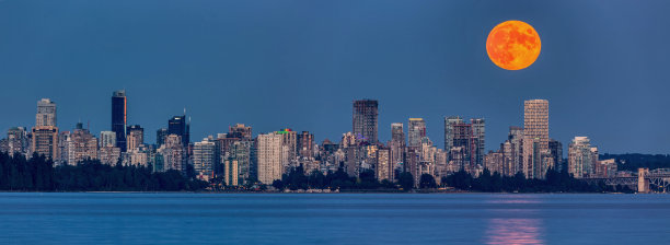 七月满月（雄鹿月）升起在温哥华市中心上空图片下载