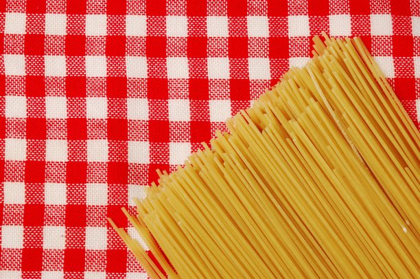 面条在桌布图片下载