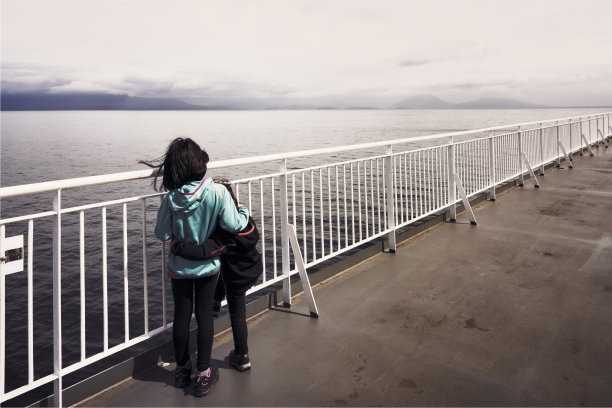 姐妹们在游轮上图片下载