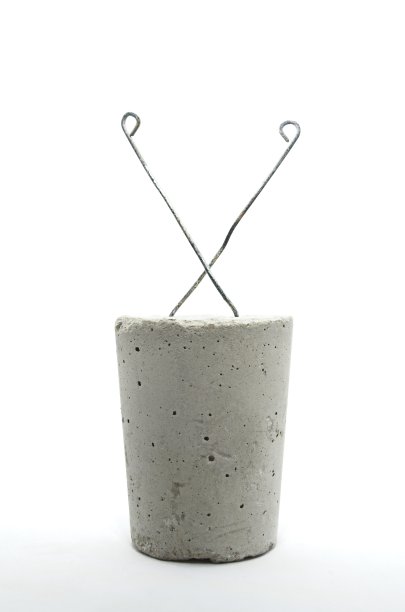 混凝土和钢丝隔离在白色背景上。建筑行业图片下载