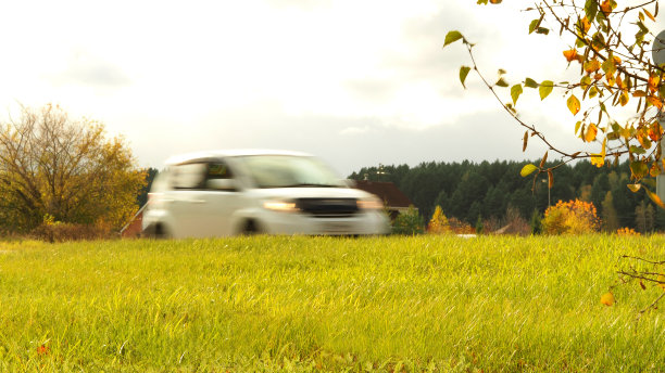 在乡村道路上行驶的汽车运动模糊了图片下载
