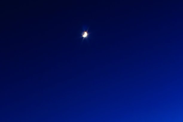 月亮在深蓝色的天空背景上图片下载