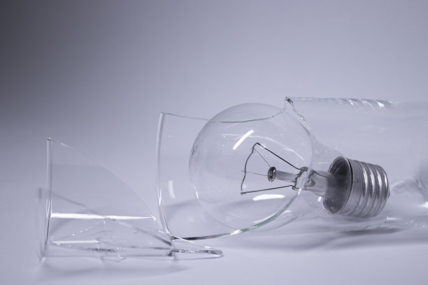 白底上的碎玻璃里的灯泡。副本的空间。孤立的图片下载