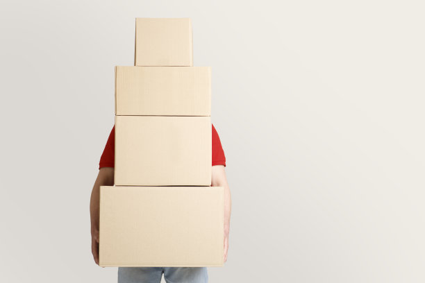 巨大的订单。快递员手里有很多包裹，面目全非图片下载