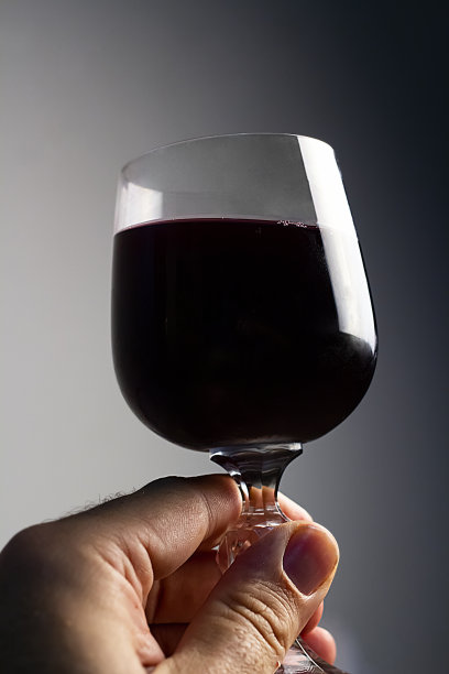 男人手里拿着一杯红酒，准备迎接欢呼声图片下载
