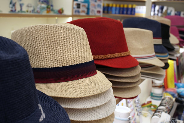 各种颜色的男士夏季帽子在纪念品商店图片下载