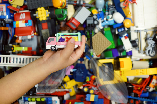 孩子们从盒子里拿着玩具图片下载