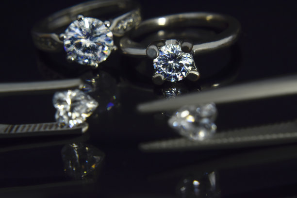 很多钻石戒指图片下载