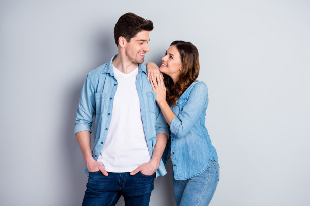 照片女士guy夫妇在爱看眼睛真诚的感情站在一起拥抱牵手肩膀浪漫的约会穿休闲牛仔衬衫外套孤立的灰色背景图片下载