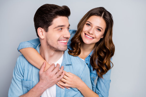 特写照片女士男人夫妇拥抱在一起牵手浪漫的感情温柔幸福的眼睛穿着休闲牛仔衬衫外套孤立的灰色背景图片下载