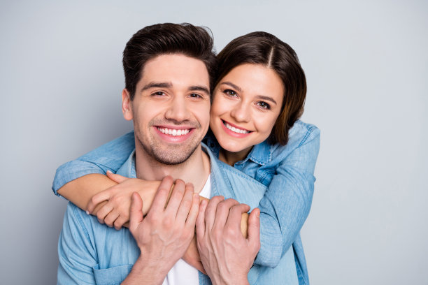 特写照片漂亮的女士英俊的家伙夫妇拥抱在一起手牵手浪漫的感情温柔的情绪穿着休闲牛仔衬衫外套孤立的灰色背景图片下载