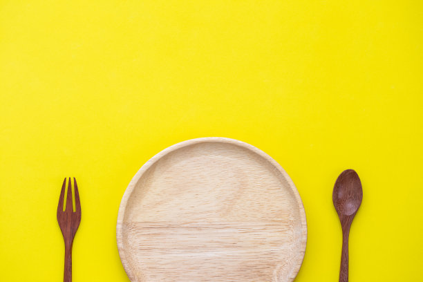 厨房用具，空白圆碟，配匙和叉图片下载