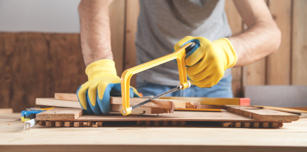 木匠用锯切板。图片下载