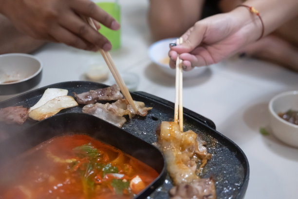 韩国烤肉在家烧烤烹饪:韩国牛肉切、烤牛肉、牛肉。近距离图片下载