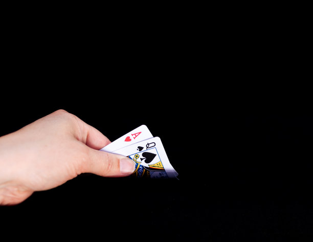 拿着21点牌的手图片下载