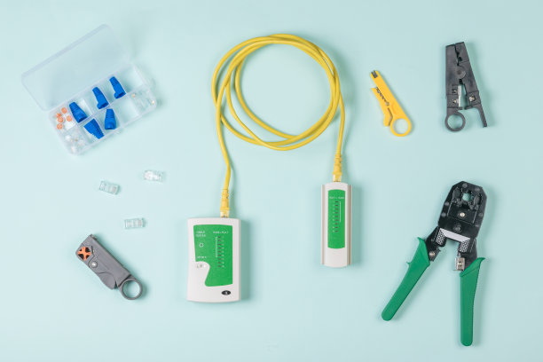 光背景下的Utp电缆分析测试仪和工具。图片下载