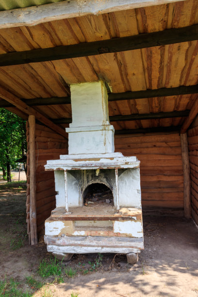传统的乌克兰古代户外火炉在院子里图片下载