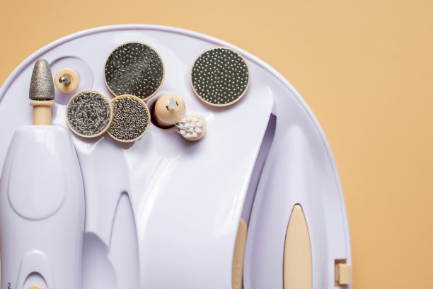 设置为家庭美甲与各种喷嘴在米色背景。带有复制空间的横幅模板图片下载