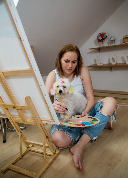 年轻的女艺术家图片下载