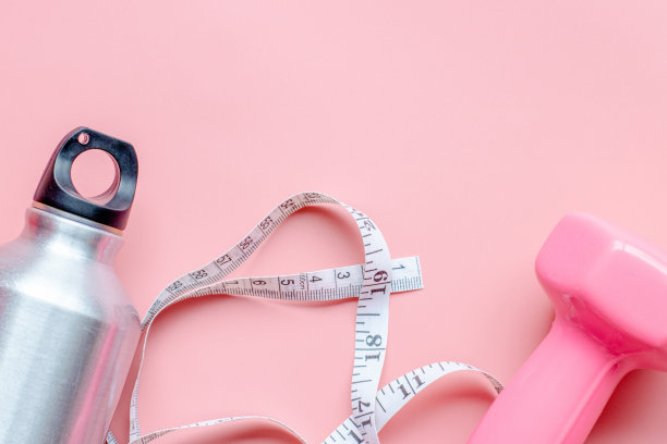 横幅模板设置为家庭健身。水瓶，卷尺，粉色哑铃。女人的运动图片下载