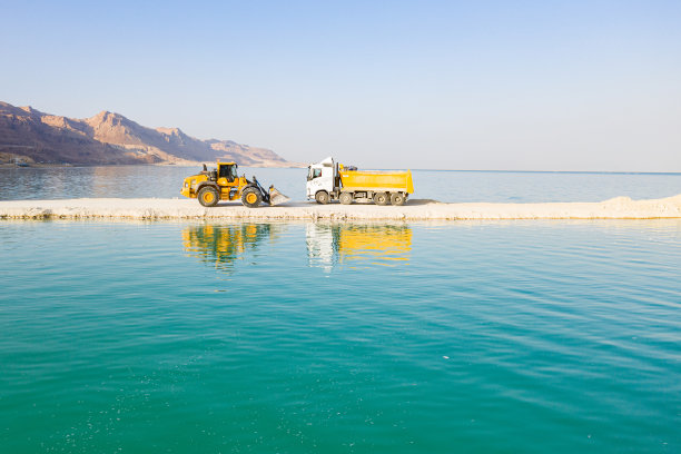 拖拉机和卡车在死海图片下载