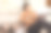 亚洲妇女在网上订票坐在家里地板上图片下载