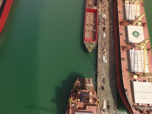 在船厂修理船体(船、油轮)图片下载