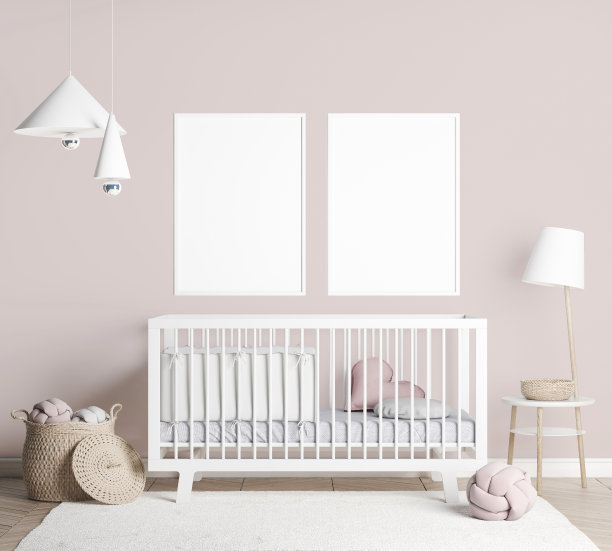 明亮婴儿房的白色木制婴儿床（带藤篮和白色台灯）中的枕头和玩具。库存照片素材图片