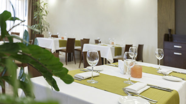 工厂的餐厅。有蜡烛和玻璃杯的桌子图片下载