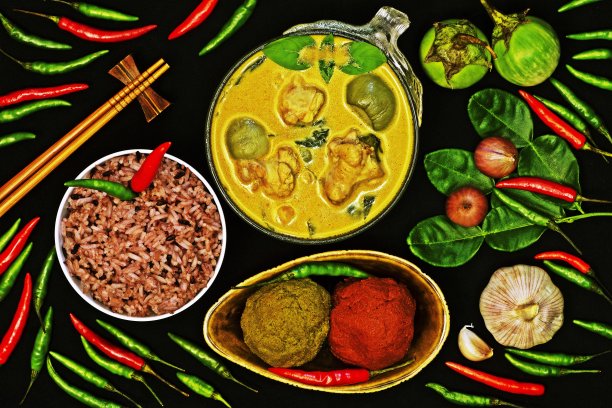 泰国鸡肉，椰子咖喱和糙米。图片下载