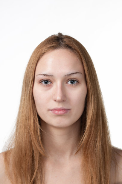 画室肖像在一个迷人的22岁棕色头发的白色背景的女人图片下载