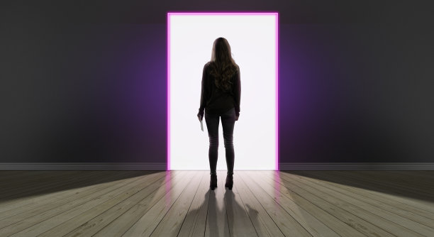 女人站在开放的数字门户图片下载