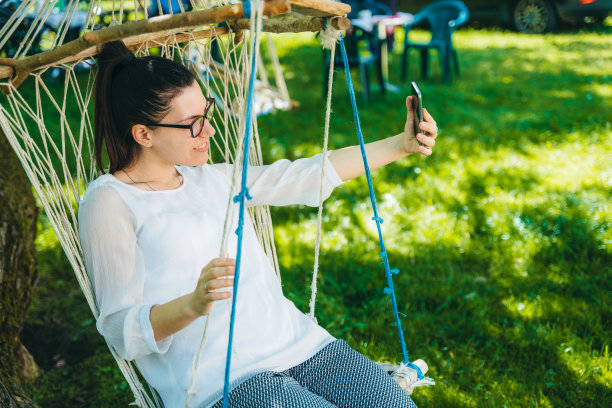 坐在吊床上的女人图片下载