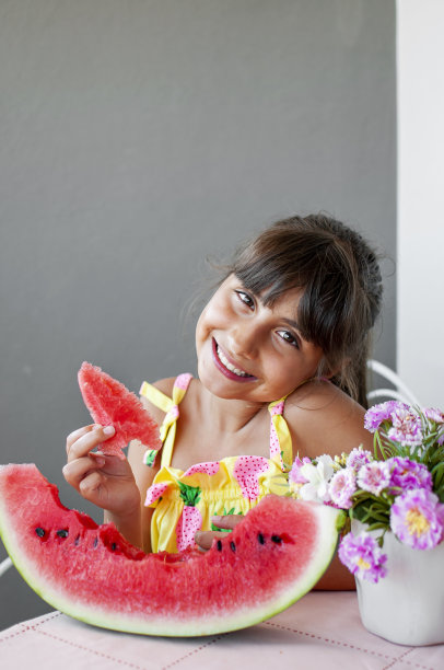 可爱的女孩喜欢吃西瓜图片下载