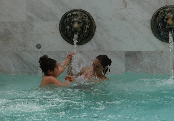 妈妈和孩子在游泳池里玩得很开心。图片下载