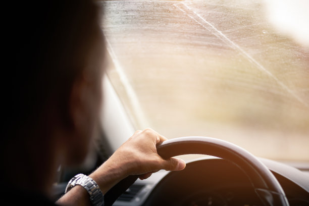 一个男人在日落时分的高速公路上开车的肖像图片下载