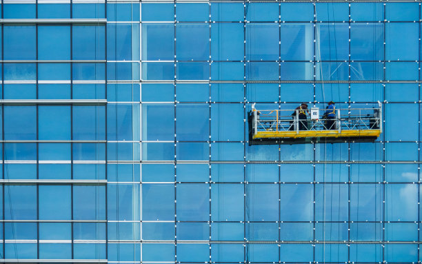 年轻女性在游泳池旁工作。女性远程工作者在夏天写代码，学习，上网。近距离的手打字的电脑笔记本与白色空白屏幕。图片下载
