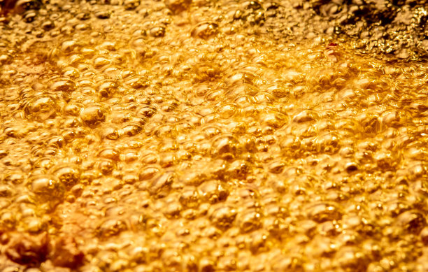 热油在锅的特写从俯视图。图片下载