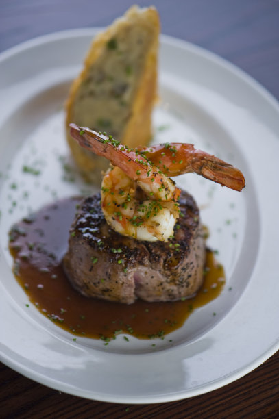 牛排和龙虾或海鲜牛排。A级草饲安格斯牛排和缅因州龙虾尾巴。里脊肉，菲力牛排，纽约牛排条，里脊眼骨，在户外木烤架上烤三分熟。经典的美式牛排主菜。图片下载